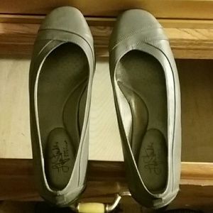 Women's gray soft flats